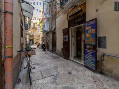 L�ultimo locale �vero� si trova nella zona pi� �vera� di Bari Vecchia, quella pi� periferica e meno turistica, che circonda i ruderi della chiesa di Santa Maria del Buonconsiglio. L� dove nella stretta via Martinez si trova Da Zazz�